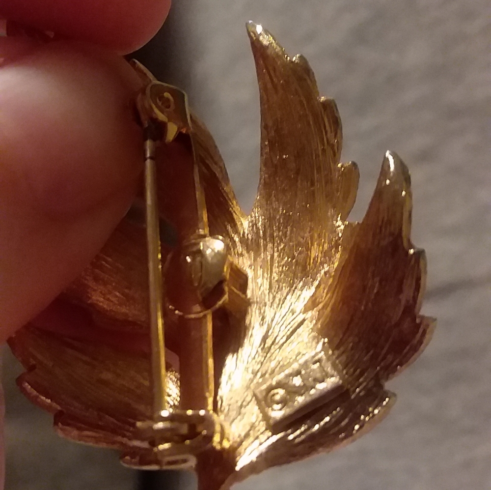 Gold Tone  Leaf Brooche - Picture 4 of 4